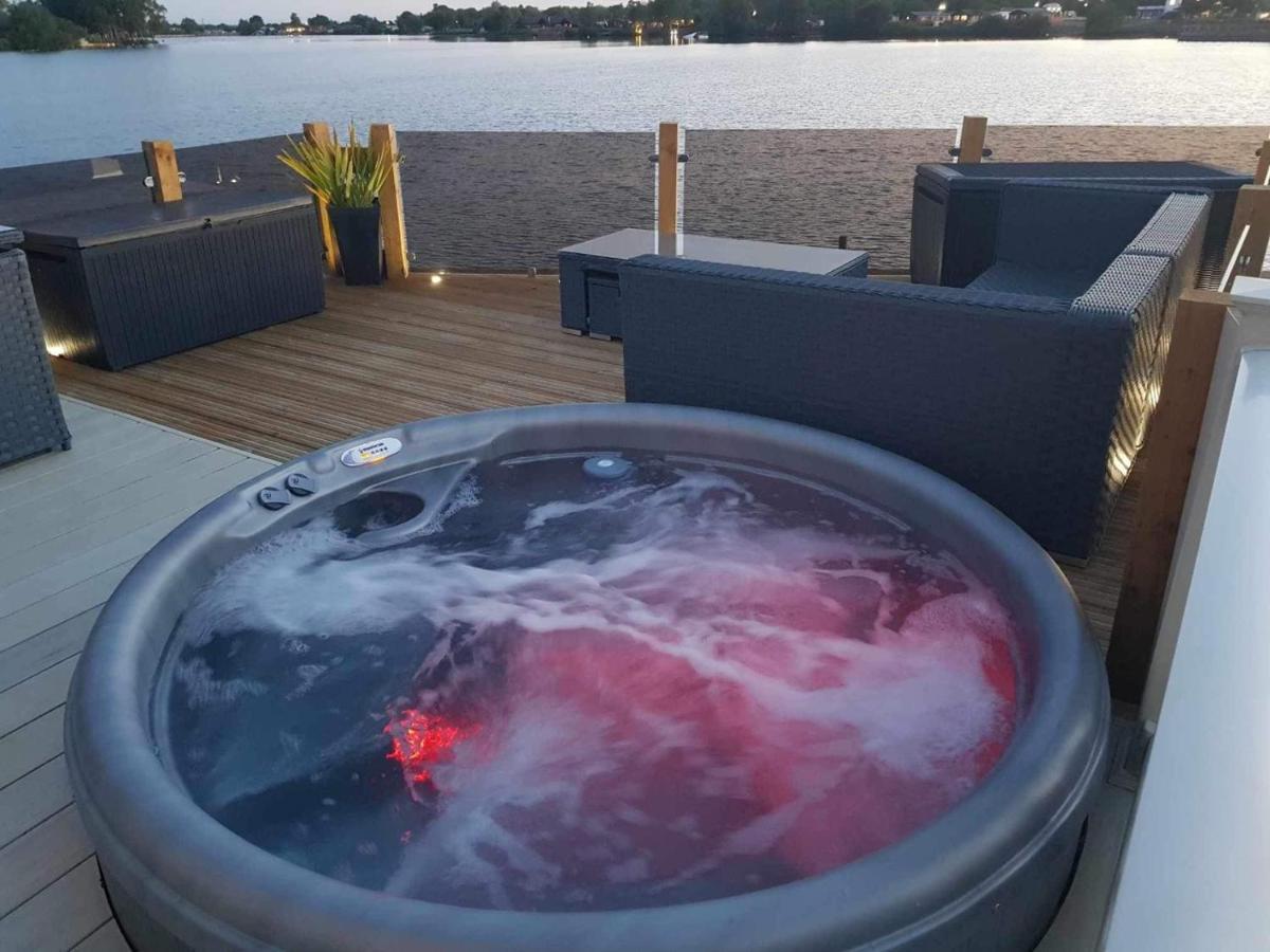 Lake View With Private Hot Tub At Tattershall Lakes Villa Exterior photo