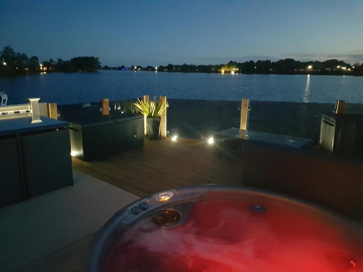 Lake View With Private Hot Tub At Tattershall Lakes Villa Exterior photo