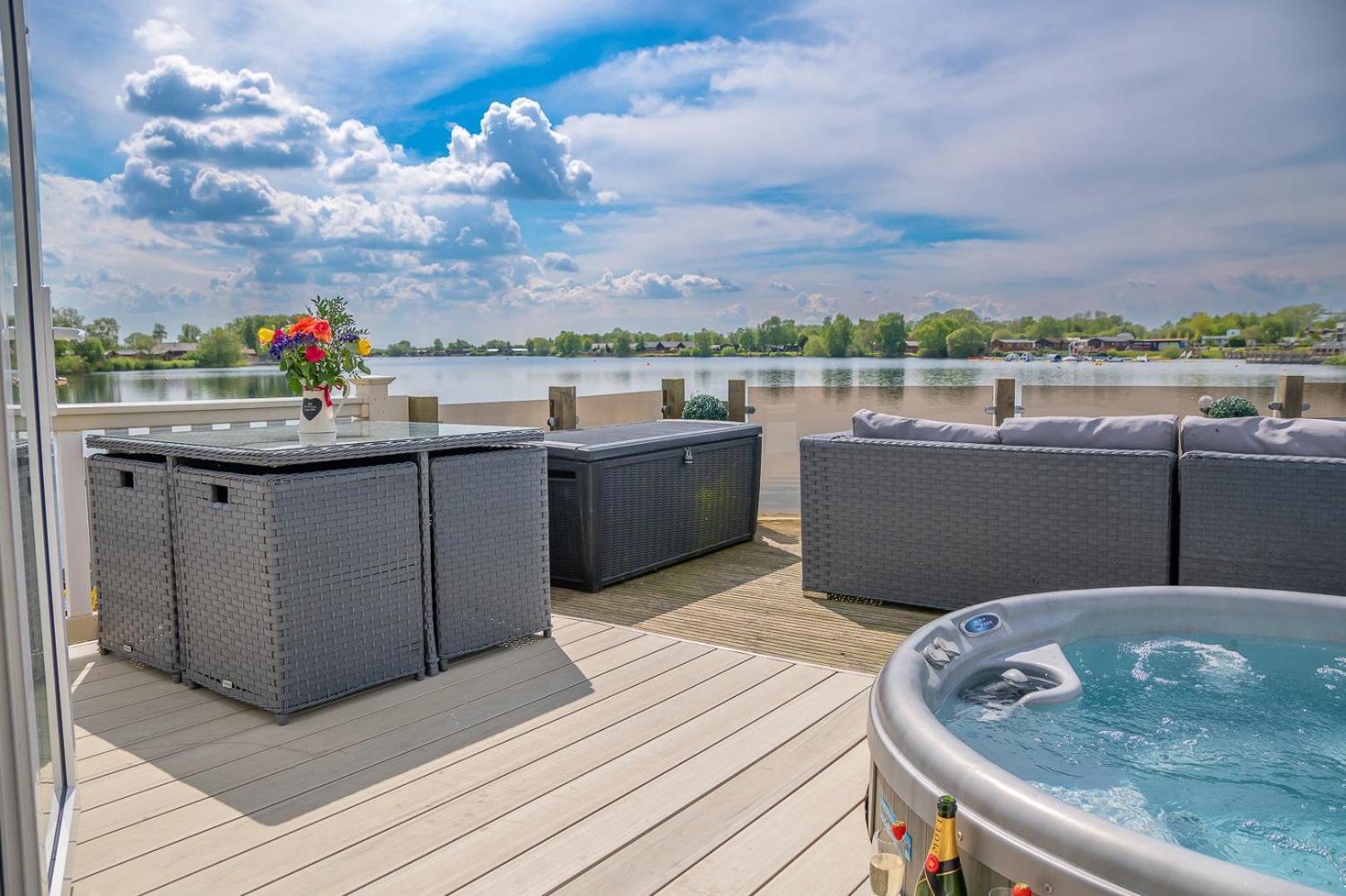 Lake View With Private Hot Tub At Tattershall Lakes Villa Exterior photo