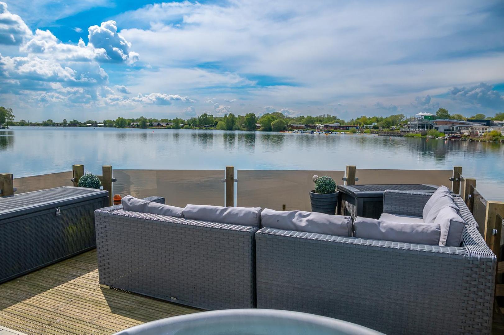 Lake View With Private Hot Tub At Tattershall Lakes Villa Exterior photo