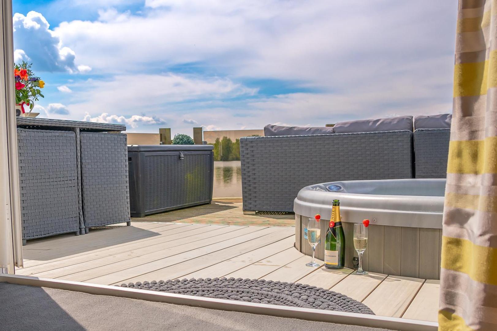 Lake View With Private Hot Tub At Tattershall Lakes Villa Exterior photo